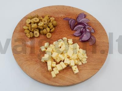 Šviežių daržovių salotos su sūriu ir alyvuogėmis Žingsnis 3