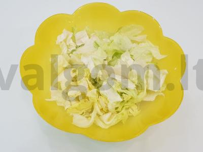 Šviežių daržovių salotos su sūriu ir alyvuogėmis Žingsnis 4