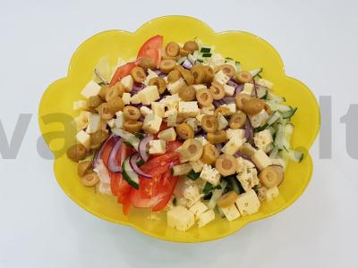 Šviežių daržovių salotos su sūriu ir alyvuogėmis Žingsnis 5