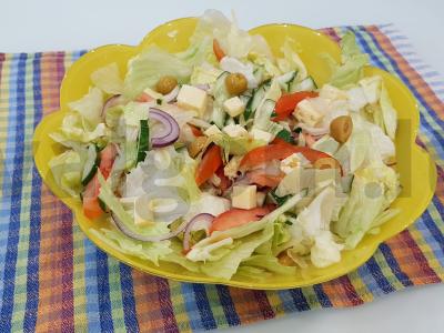 Šviežių daržovių salotos su sūriu ir alyvuogėmis Žingsnis 6