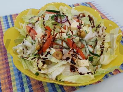 Šviežių daržovių salotos su sūriu ir alyvuogėmis pagrindine nuotrauka