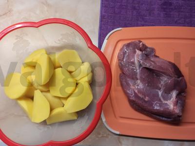 Kalakutienos keptos bulvės. Žingsnis 1