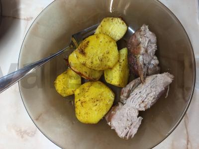 Kalakutienos keptos bulvės. pagrindine nuotrauka