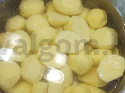 Bulvių apkepas su malta mėsa, sūriu ir šviežiomis žolelėmis Žingsnis 1