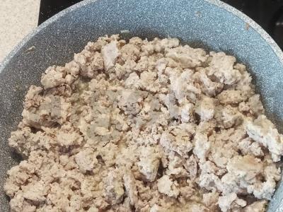 Bulvių apkepas su malta mėsa, sūriu ir šviežiomis žolelėmis Žingsnis 2