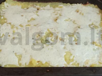 Bulvių apkepas su malta mėsa, sūriu ir šviežiomis žolelėmis pagrindine nuotrauka