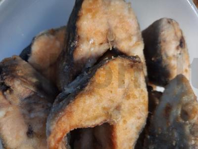Miltuose kepta rausvoji lašiša pagrindine nuotrauka
