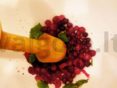 Rubino spanguolių tinktūra ant degtinės su medumi ir mėtomis Žingsnis 1