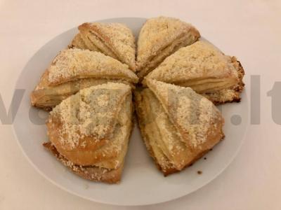 Naminiai kefyro pūkeliai su cukraus trupiniais pagrindine nuotrauka