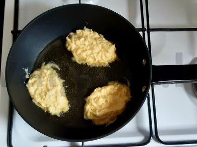 Auksiniai bulviniai blynai Žingsnis 4