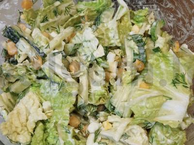 Pekino kopūstų salotos vakarienei. pagrindine nuotrauka