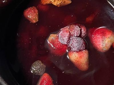 Kalakutienos vynas su citrusiniais vaisiais, braškėmis ir džiovintais vaisiais Žingsnis 1