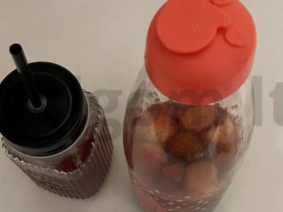 Kalakutienos vynas su citrusiniais vaisiais, braškėmis ir džiovintais vaisiais pagrindine nuotrauka