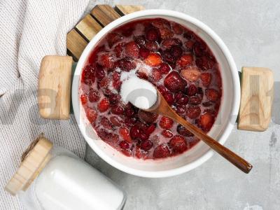 Braškių ir vyšnių uogienė Žingsnis 1