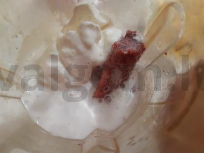 Skanus braškių kokteilis su grietininiais ledais "Creamy Ice Cream Žingsnis 2