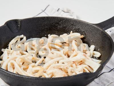 Kalmarų salotos su sojų padažu Žingsnis 1