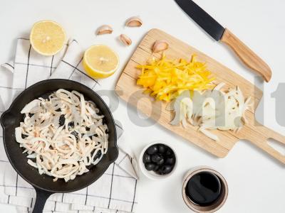 Kalmarų salotos su sojų padažu Žingsnis 2