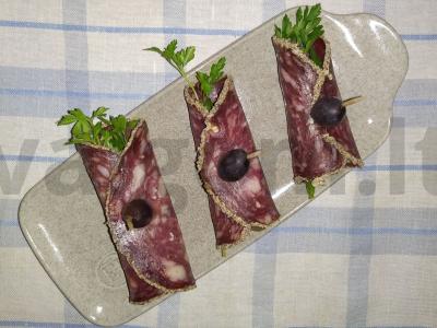 Užkandis su marinuotais agurkais pagrindine nuotrauka