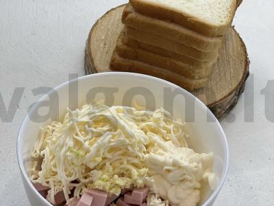 Karšti sumuštiniai su rūkytu sūriu, dešra ir česnaku Žingsnis 1