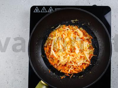 Kapustniakas su vištienos sparnais ir raugintais kopūstais Žingsnis 3