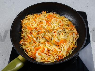 Kapustniakas su vištienos sparnais ir raugintais kopūstais Žingsnis 5