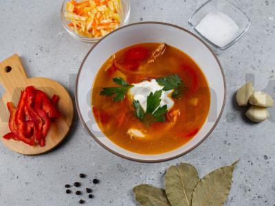 Kapustniakas su vištienos sparnais ir raugintais kopūstais pagrindine nuotrauka