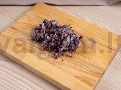 Salotos "Želvelė" iš žuvies konservų su džiovintomis slyvomis Žingsnis 1