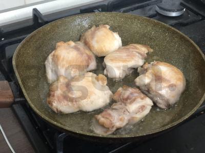 Vištiena grietinėlėje su pomidorais Žingsnis 1