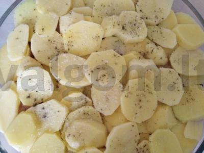 Gausus troškinys su bulvėmis, malta mėsa ir pomidorais Žingsnis 4