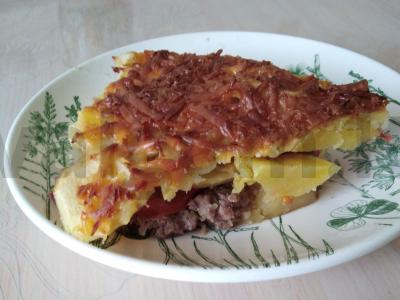 Gausus troškinys su bulvėmis, malta mėsa ir pomidorais pagrindine nuotrauka