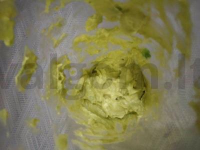 Ryškiai raudonos žuvies, varškės sūrio ir avokado sumuštiniai Žingsnis 1