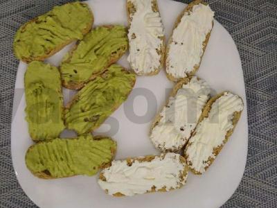 Ryškiai raudonos žuvies, varškės sūrio ir avokado sumuštiniai Žingsnis 2