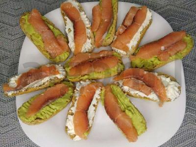 Ryškiai raudonos žuvies, varškės sūrio ir avokado sumuštiniai pagrindine nuotrauka