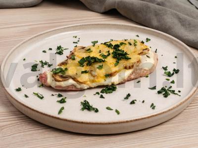 Karbonadinis kotletas, keptas su grybais pagrindine nuotrauka