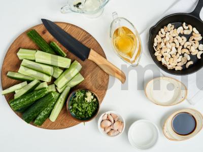 Kepti agurkai su kalendromis ir anakardžių riešutais Žingsnis 1