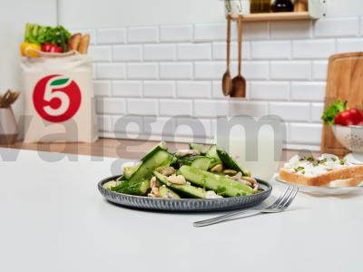 Kepti agurkai su kalendromis ir anakardžių riešutais pagrindine nuotrauka