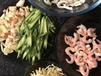 Lengvos jūros gėrybių salotos Žingsnis 1