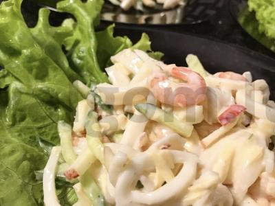 Lengvos jūros gėrybių salotos pagrindine nuotrauka