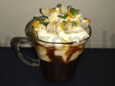 Naujametinis kavos desertas pagrindine nuotrauka