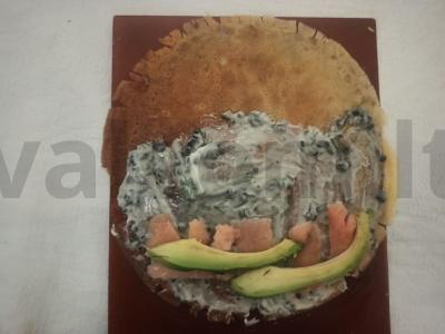 Skanūs blyneliai su juodaisiais ikrais, avokadais ir raudona žuvimi Žingsnis 2