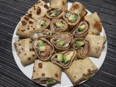 Skanūs blyneliai su juodaisiais ikrais, avokadais ir raudona žuvimi pagrindine nuotrauka