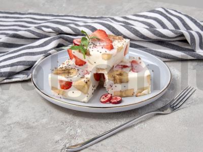 Braškių desertas su grietine pagrindine nuotrauka