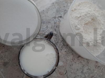 Vienos vafliai su grietine ir pienu Žingsnis 2