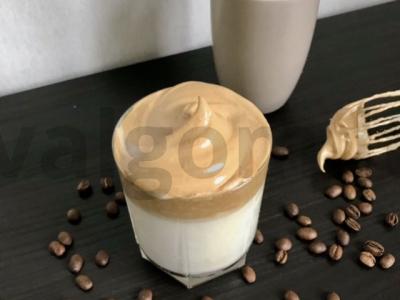 Skani dalgona kava pagrindine nuotrauka