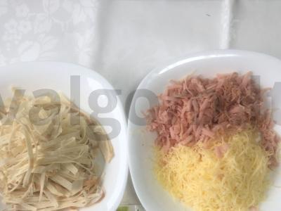 Pita pica su dešrelėmis ir pomidorų tyre Žingsnis 1