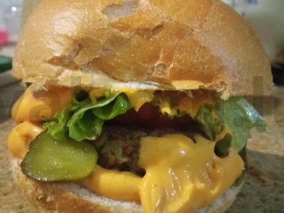 "VegaBurger" su lęšių paplotėliu ir mėsainių padažu pagrindine nuotrauka