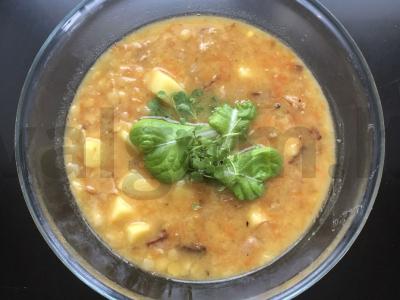 Žirnių sriuba su rūkyta šonine. pagrindine nuotrauka