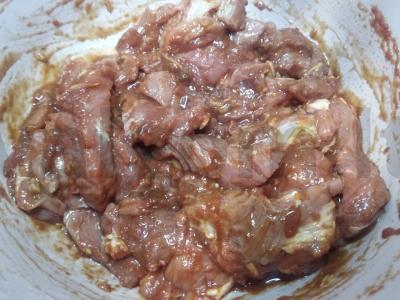 Azijietiška jautiena su žemės riešutais Žingsnis 1