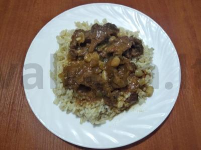 Azijietiška jautiena su žemės riešutais pagrindine nuotrauka