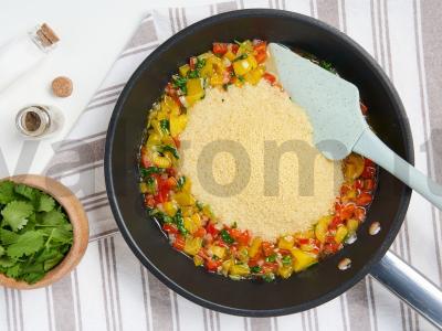 Kuskusas su vaivorykštinėmis paprikomis Žingsnis 2